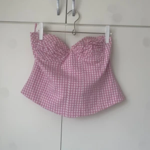 Korsettopp  - En vit och rosarutig korsettopp från zara som jag älskar men den är tyvärr för liten för mig. Bygeln har gått genom sömnen (se bild 3) men eftersom det är i sömnen är det lätt att sy ihop, alternativt att jag syr det med symaskin innan jag skickar!🩷
