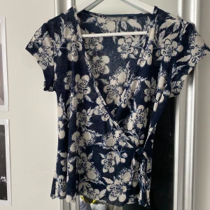 Marinblå topp - Superfin marinblå topp som man knyter framtill 🤍 fint skick 