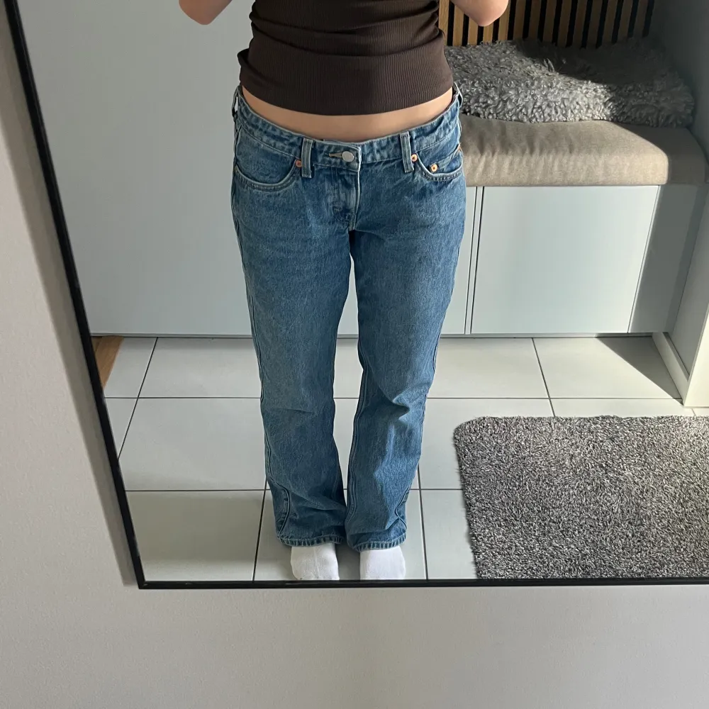 Weekday jeans, jag är 160cm. Är lite osäker om jag vill sälja så det beror på bud.. Jeans & Byxor.