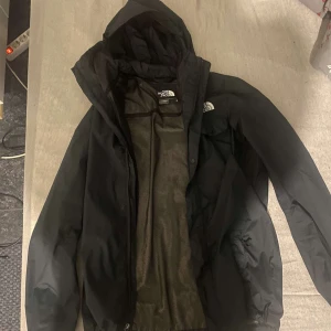 The northface regnjacka  - En svart northface regn/vindjacka, endast använd ett fåtal gånger, jätte bra skick, finns inga skador på jackan, strlk L men passar för folk med strlk M, QR kod på sista bilden för äkthetsbevis, skriv priv för mer bilder elr frågor, KAN MÖTAS I GBG
