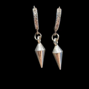 Strass creoler med kon hänge  - Silverfärgade strass creoler med kon hänge. Handgjorda av Nh.designs  Rostfrittstål  nickelsäkra  Helt nya aldrig använda. 