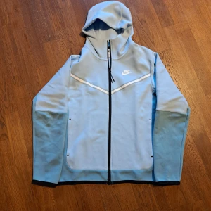 Nike tech hoodie ljusblå - Hjälper min son att sälja denna Nike tech fleece hoodie ljusblå, färgen finns inte att få tag på som ny. Hoodie är mycket sparsamt använt. 