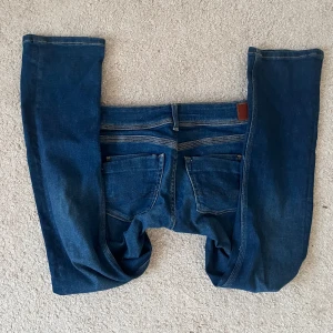 Pepe jeans - Lågmidjade Pepe jeans. De är i straight fit💕☺️