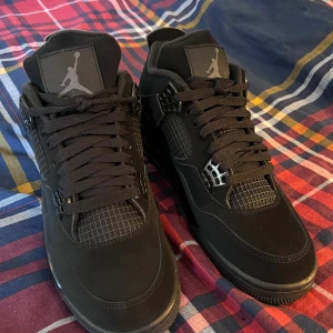 Jordan 4 ”Black Cats” - Mina helt nya Black Cats. Jätte snygga skor att ha nu till sommaren. Mer bilder eller info är det bara att fråga om! Priset är ej hugget i sten!