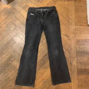 Grå/svarta lågmidjade Diesel jeans Köpta secondhand Pris kan absolut diskuteras!   Ca 86 cm innerben 