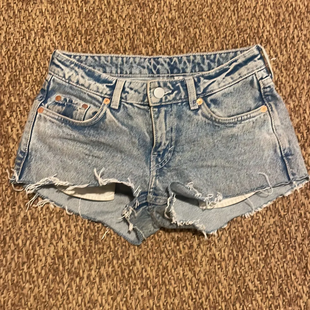 Ett par avklippta lågmidjade jeans från weekday. väldigt bra skick, fler bilder finns . Shorts.
