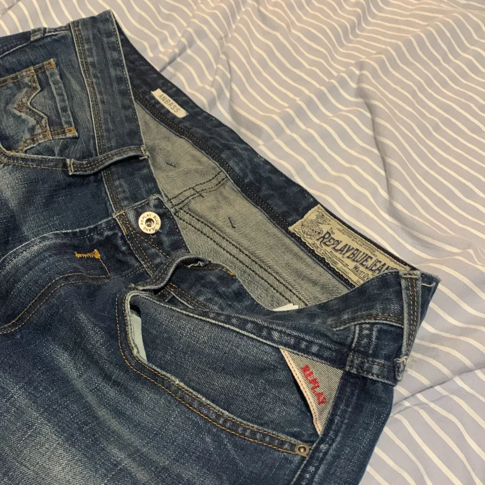 Replay jeans Anbass säljs då det sitter för tight för min smak. Bra skick inga hål någonstans eller så hör av er för frågor . Jeans & Byxor.