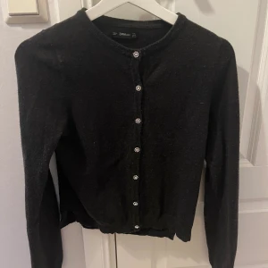 kofta - en super söt kofta som jag tyvärr inte har användning för längre❤️köpt på sellpy men är i bra skick! inte använd så många gånger men ÄLSKAR verkligen detaljerna😻😻är i storlek M men sitter mer som en XS-S💕💕för fler bilder skriv! grå/brun färg 