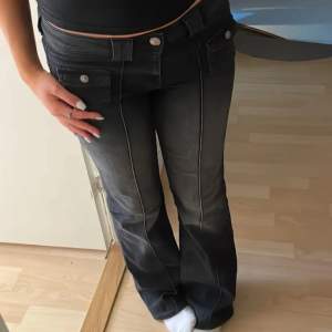 Säljer dessa trendiga hm Jeans i storlek s💕
