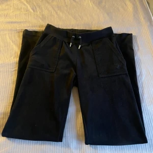 Juicy Couture Byxor - Ett par fina svarta juciy couture byxor. De har använts flera gånger men är i rätt så bra skick. Säljer för att dom inte kommer till användning längre. Köps via köp nu, skriv privat om du har några frågor eller om fler bilder. 💞💞