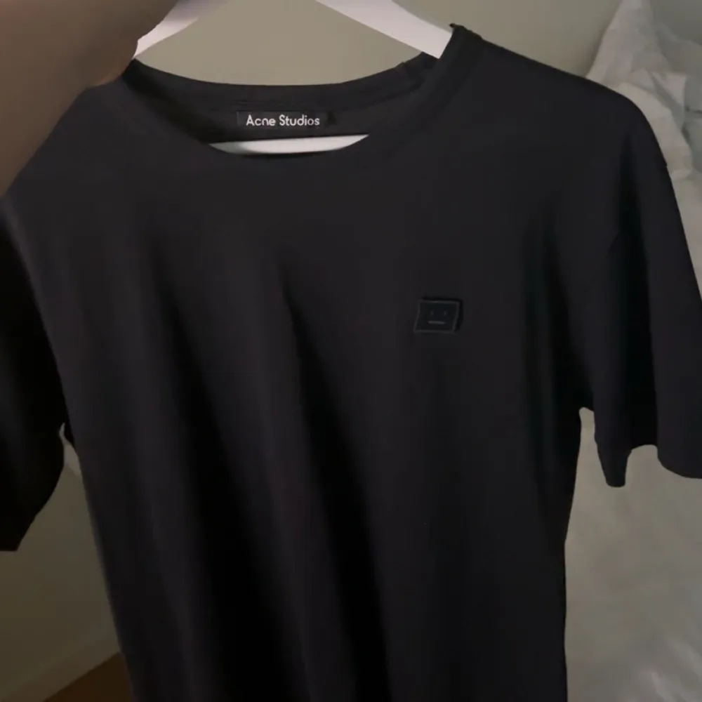 säljer denna svarta Tshirt från Acne Studios jag nyligen beställde som är för stor för mig och därav inte kommit till använding, endast testad🤍 nypris 1400kr. T-shirts.