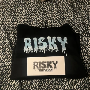 Risky universe hoodie - Helt ny och oanvänd risky universe hoodie storlek L, fraktar samma dag!