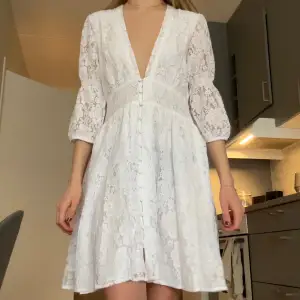 Helt oanvänd jättefin vit klänning från NA-KD! Perfekt som studentklänning, säljer den då jag hittat en annan att ha till min student. Har ni fler frågor hör gärna av er🥰 (Alla bilder är mina)