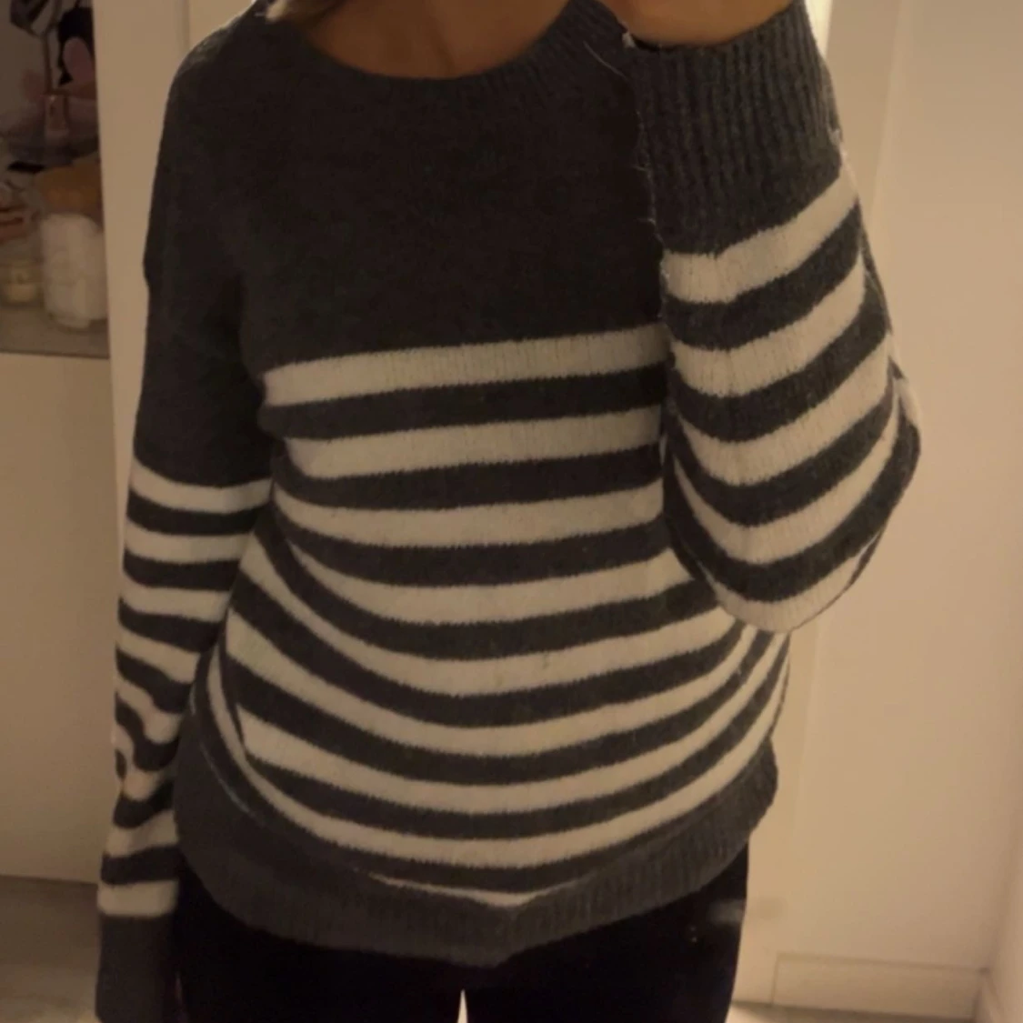 grå vit randig tröja 