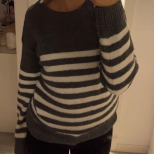 grå vit randig tröja  - En grå och vit tramsig tröja i storlek S. Skönt material men kommer inte till användning då jag inte gillar randigt. 