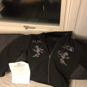 Tjena! Säljer en blinglucid zip hoddie i nyskick. Den är helt ny inte använd bara testad en gång. Säljer för jag köpte fel storlek. Priset kan diskuteras vid snabb affär. Kom gärna privat om ni har några övriga frågor 😁