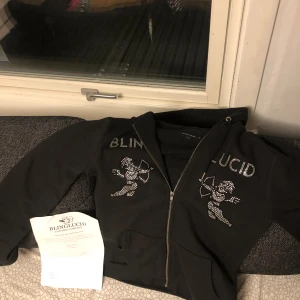 Blinglucid zip hoddie - Tjena! Säljer en blinglucid zip hoddie i nyskick. Den är helt ny inte använd bara testad en gång. Säljer för jag köpte fel storlek. Priset kan diskuteras vid snabb affär. Kom gärna privat om ni har några övriga frågor 😁