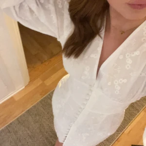 student klänning  - säljer denna studentklänning då jag hittat en annan. den är super fin och passar perfekt till studenten eller till sommaren. Helt ny, med prislappen kvar✨🌸