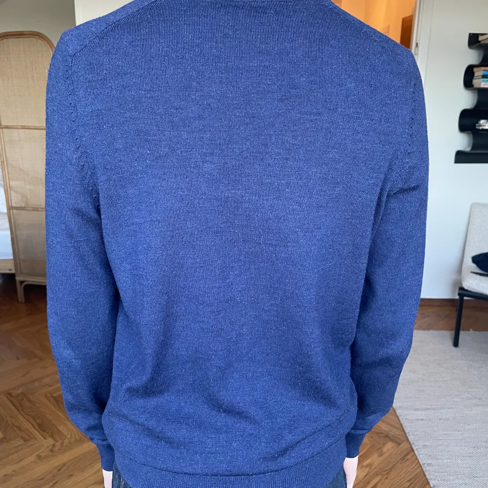 Säljer en riktigt snygg Morris half zip tröja i storlek S. Färgen är mörkblå, det finns inga defekter utan ser helt oanvänd ut!👌Nypris runt 1800kr. Tröjor & Koftor.