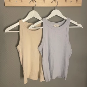 Linnen Gina  - Ett beiget och ett ljusblått linne från Gina. Köpta för några år sedan och finns inte kvar att köpa. Nyskick! Skriv för fler bilder eller frågor ❣️