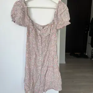 Klänningen är ifrån Nelly.com. Storlek m. 🩷🧡