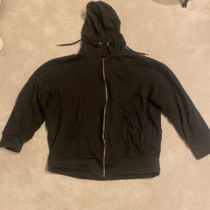 Cool svart zip-hoodie - Cool svart zip-hoodie som är perfekt slänga på sig till sommaren! Storlek M men passar S lika bra❤️ Säljer två stycken likadana så om du vill kan då få båda för detta pris!