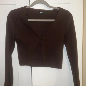 Brun topp med detalj framtill  - Använd 1 gång. Lite liten i storleken. 