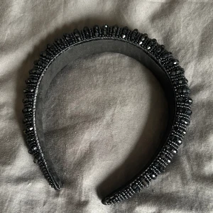 Diadem - Säljer ett oanvänt diadem ifrån shein💓ord pris 50kr💓kom privat för fler bilder eller om du har några frågor💓(priset kan diskuteras)
