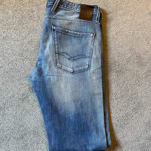 Säljer nu dessa populära Replay Anbass Jeans i topp skick för dom e stora på mig. Nypris: 1500kr Hör av er om ni har frågor!