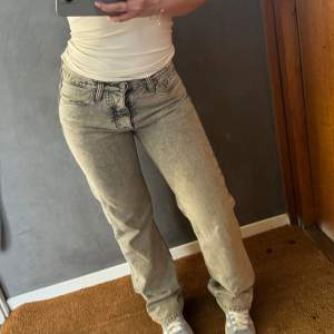 Hope jeans, i modellen rush. använda ett fåtal gånger🩷 köpta för 2000kr Hör av dig vid intresse🩷