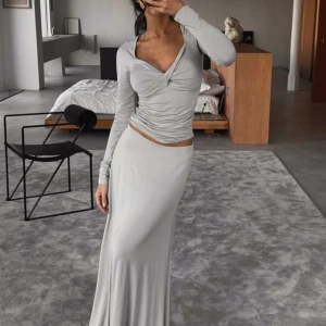 NA KDx zoe liss twist tröja - Super fin tröja med twist i fram, jätte skönt material och endast använd 1 gång. Säljer då jag inte tycker jag passar i färgen🤍 skriv för frågor! Orginal pris 350kr, pris kan diskuteras vid snabb affär