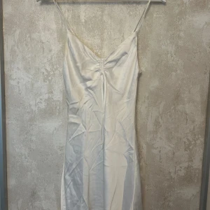 Miniklänning  - Vit miniklänning från bikbok i storlek xs, knappt använd. (Obs skrynklig då den legat i en låda)💞