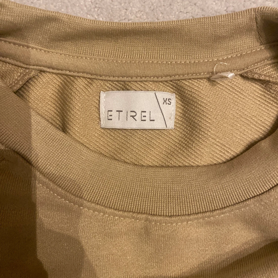 Tunn mörkbeige tröja - 90