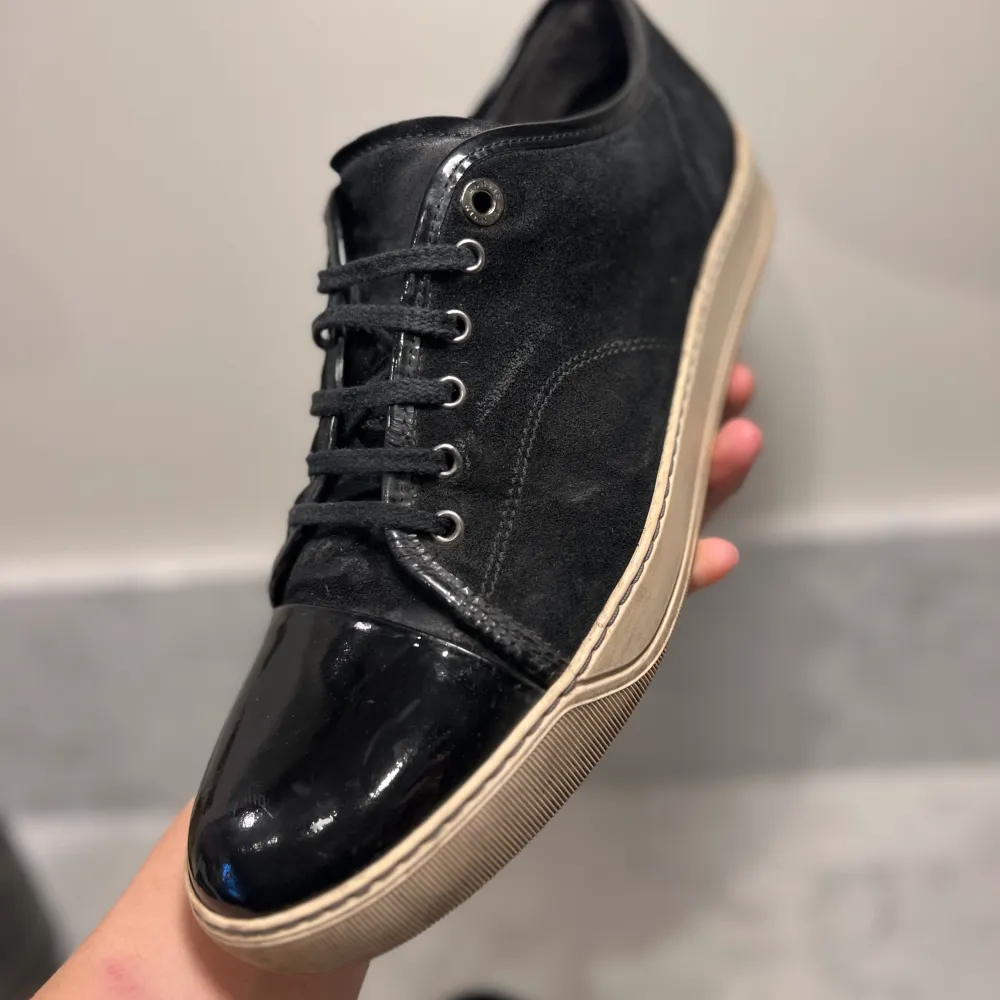 Säljer dessa snygga skor från lanvin i färgen svart, skorna är Använda men fortfarande i bra skick, går att tvätta upp. Storlek 10 vilket motsvarar 44/45. Endast skorna tillkommer vid köp.. Skor.