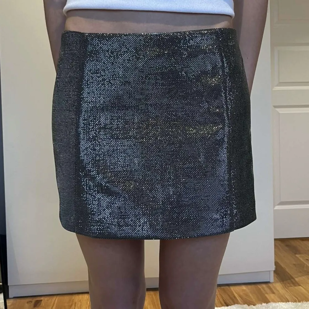 Säljer nu denna coola kjol från hm då den var för stor för mig💕💕. Kjolar.