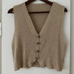 Glittrig väst  - Glittrig fin väst köpt i Spanien. Står ingen storlek men passar mig som har storlek M