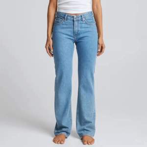 Blåa low waist jeans, straight. Knappt användna. Nypris 699kr