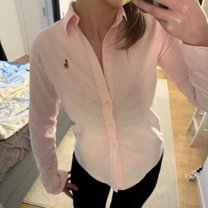 Ralp lauren skjorta  - Randig Ralph lauren skjorta i randigt rosa med figursyning! Supersnygg och bra skick!💕