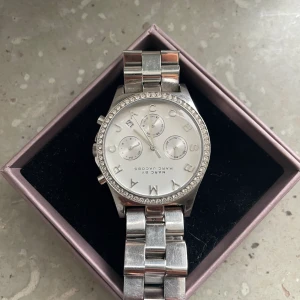 Marc Jacobs klocka - Klocka från Marc Jacobs. I stainless steel och vatten tålig. Skriv för fler bilder🥰