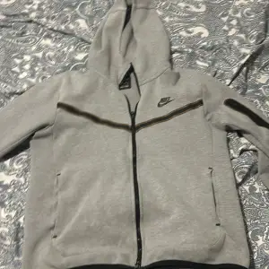 Grå Nike tech hoodie säljer den för att den börjar bli för liten och kommer inte till användning. Ny pris 1100-1300