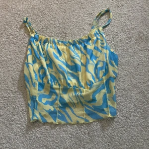 Söt topp - Säljer denna söta toppen då den ej kommer till användning längre☺️ använd fåtal gånger från shein storlek M men skulle mer säga att de är en S lappen är bort klippt eftersom den syndes igenom då toppen är i mesh material nedtil☺️ perfekt till sommaren😻