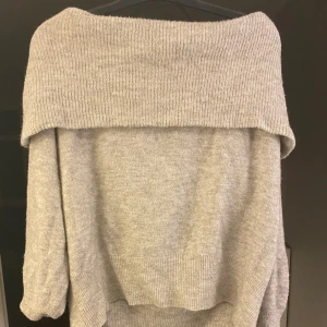 Söt off-shoulder tjocktröja - En super söt tjocktröja som är off-shoulder ifrån H&M💓. Jättebra skick, nästan som ny. Inga defekter! Säljs pga kommer inte till användning🌟. 