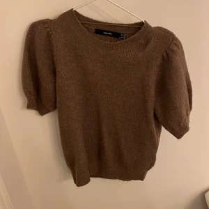 Stickad kortärmad tröja - Säljer denna brun/beiga stickade tröjan. 🥰