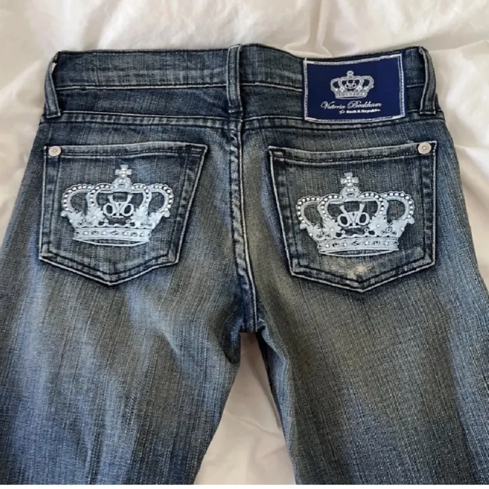 Säljer dessa skitsnygga Victoria Beckham jeans då de inte passar ❣️Innerbenslängden är 86cm och midjemåttet 36🩷 skriv om ni har fler frågor ❣️Obs lånade bilder . Jeans & Byxor.