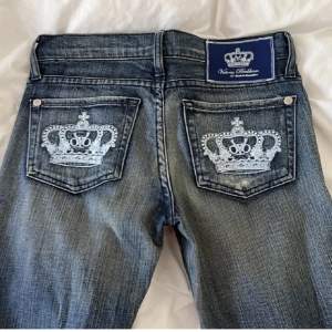 Säljer dessa skitsnygga Victoria Beckham jeans då de inte passar ❣️Innerbenslängden är 86cm och midjemåttet 36🩷 skriv om ni har fler frågor ❣️Obs lånade bilder 
