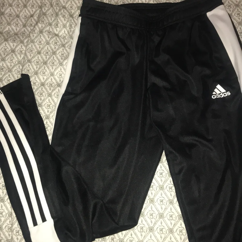 Ett snyggt adidas set. Kofta med matchande byxor nya & oanvända!  Frakt tillkommer!. Hoodies.