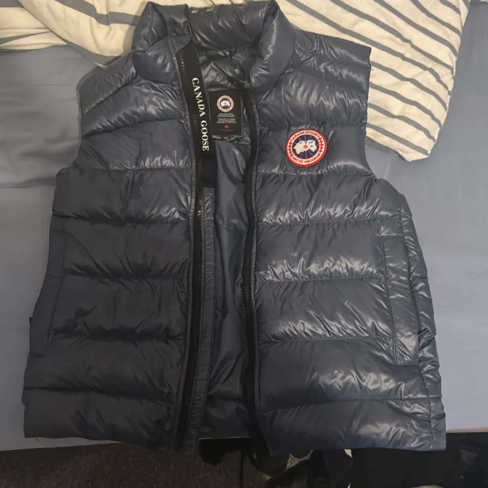 💯Fett canada goose väst skick 8/10 köpt på thernlunds för 3400 för att jag hade present kort men kostar 6800. Kvitto följer med. Använd i typ 2 månader men passar inte längre mig. Skriv vid funderingar 💯. Jackor.