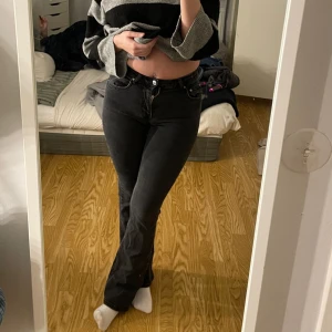 Jeans  - Säljer dessa basic jeans efter d har blivit lite för små för mig 💕har 2 likadana såna här Jeans så säljer Båda en är lite längre en den andra 💕dom jag har på bilden passa mig som är 166💕