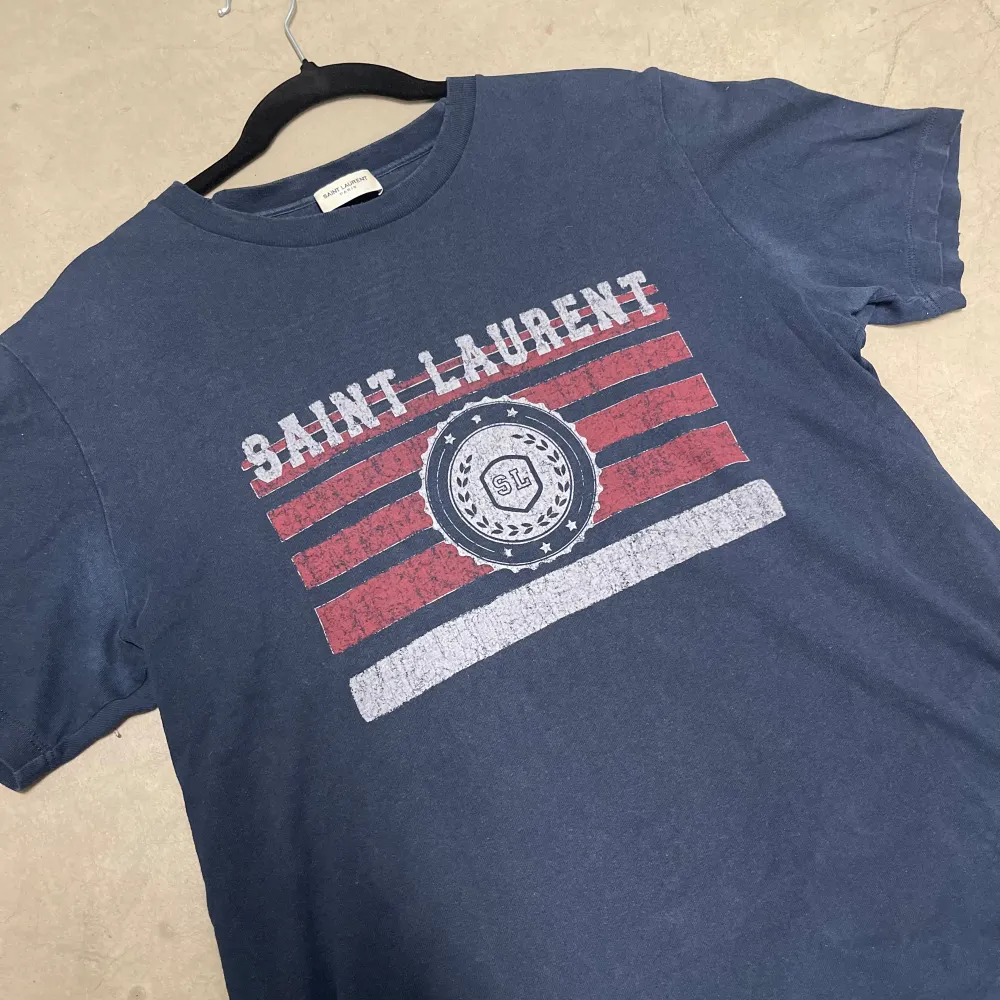 Hej! Säljer nu denna sjukt snygga T-shirten från Saint Laurent. Toppen skick, utan några hål eller slitage. Storlek Medium sitter även bra på en Large. Kan frakta eller mötas upp i Kungälv. PM 📩 vid fler frågor/bilder :). T-shirts.