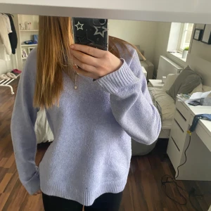 VMDOFFY PULLOVER - Säljer denna ljusblå stickade tröjan från VERO MODA som är i storlek M (passar äcen S och XS) Nypris är 249kr och jag säljer den för 65kr